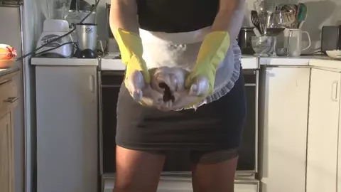 Sophia Sylvan - Bad mommy kitchen jerk off instruction