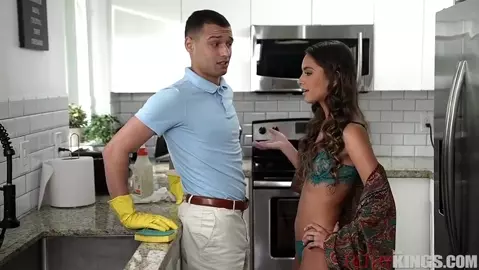 Uma Jolie - The 20 year old virgin