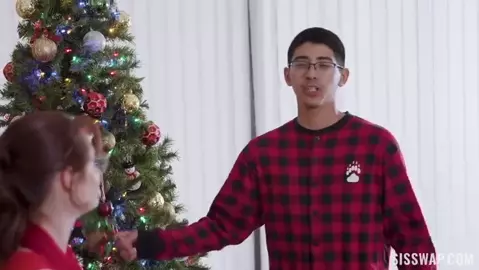 Reese Robbins & Summer Col – Deck the Balls