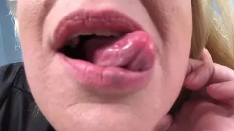 Vitaduplez - Mum teaches kissing