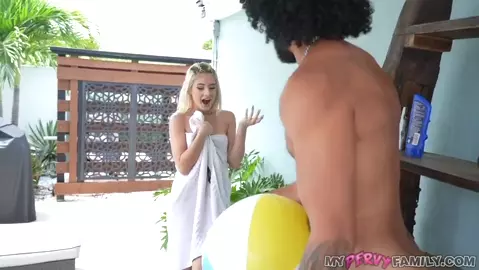 Jessie Saint & Madison Summers – Need A Towel?