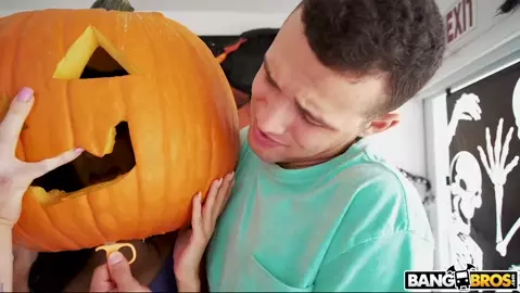 MomIsHorny – Tia Cyrus Swalloween Treat