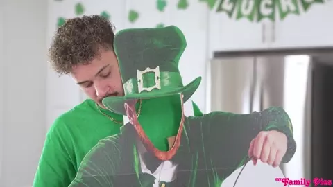 Stepsister Braylin Bailey Helps Stepbrother To Free His Dick From Leprechaun Glory Hole On St Patricks Day