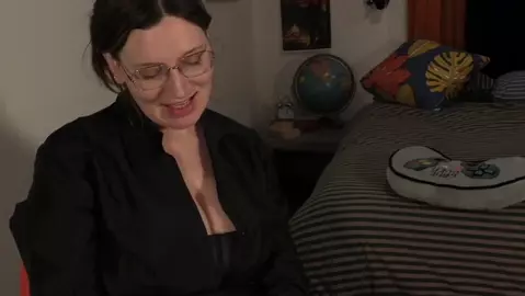 Bettie Bondage - Mom’s New FreeUse Job