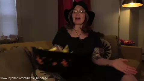 Bettie Bondage – The Haunted Halloween Necklace