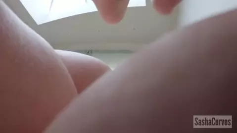 SashaCurves - Exploring Giantess Moms Body
