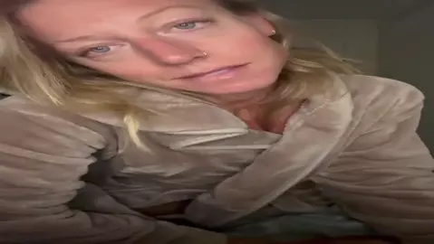 JodisLips - M OMs late night visit