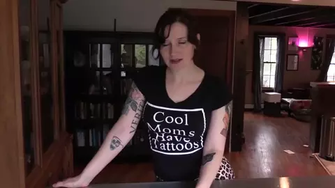 Bettie Bondage - Flirty Mom Gets Fucked