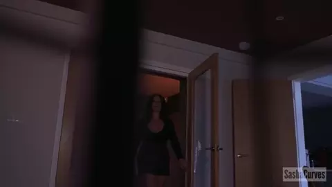 Sasha Curves - Giantess Moms House