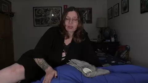 Bettie Bondage - Mom’s Distracting Pregnant Body