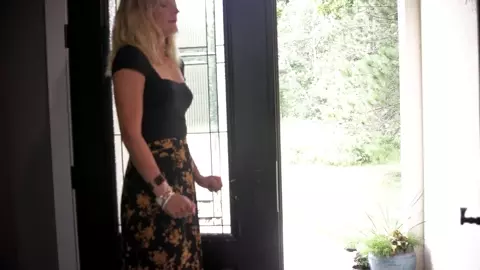 Mona Wales – Her or Me Part 1