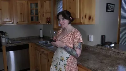 Bettie Bondage – Mommy Holds the Moan