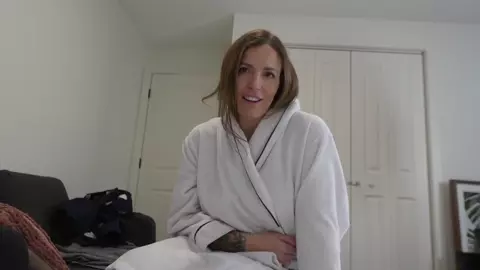 Yogabella – Mommy Compares to Girlfriend