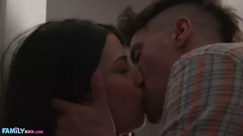 Vanessa Marie – First Time Fantasy Becomes Reality – FamilyXXX