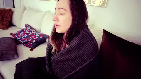 lalunalewd – Mommy Caught Naked During Movie