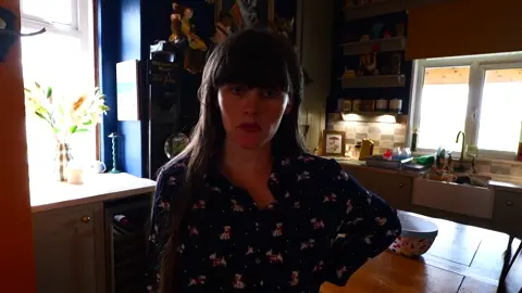 Sydney Harwin – Mommy Can’t Be Late