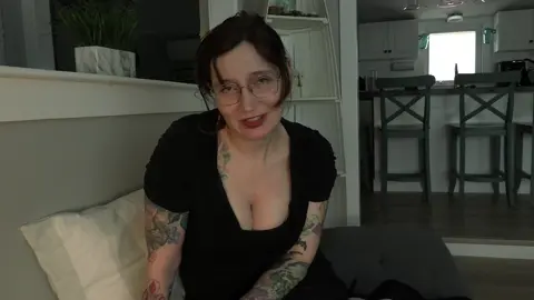 Bettie Bondage – Milky Stepmommy Helps You